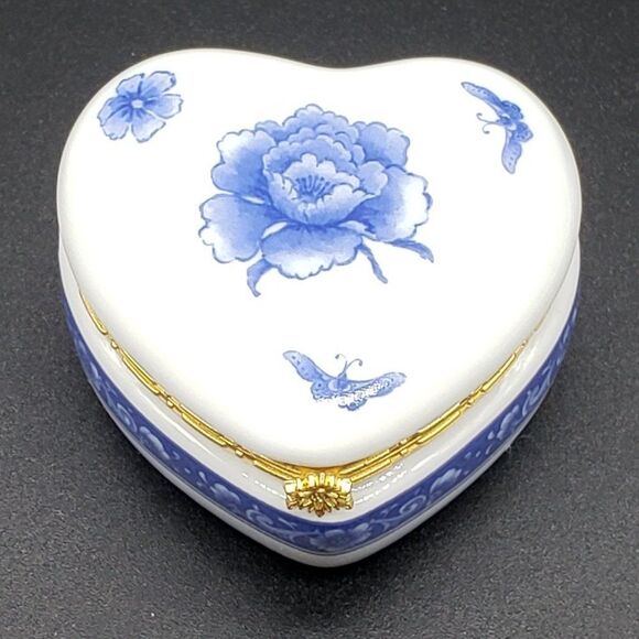 White Porcelain Vintage Cobalt Blue Floral Butterfly Gold Trim Trinket Box - Picture 2 of 12